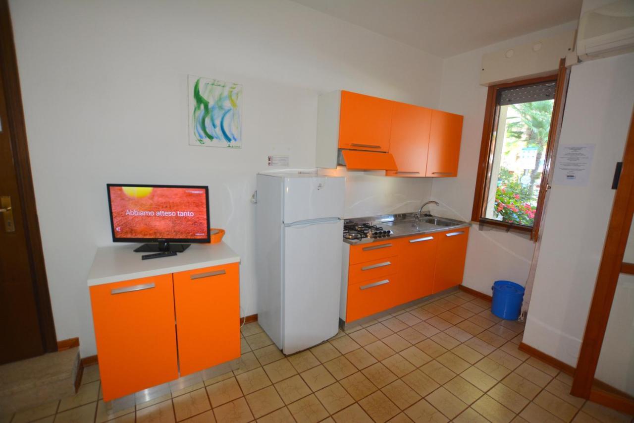 Ferienwohnung Lignano With Pool Lignano Sabbiadoro Exterior foto