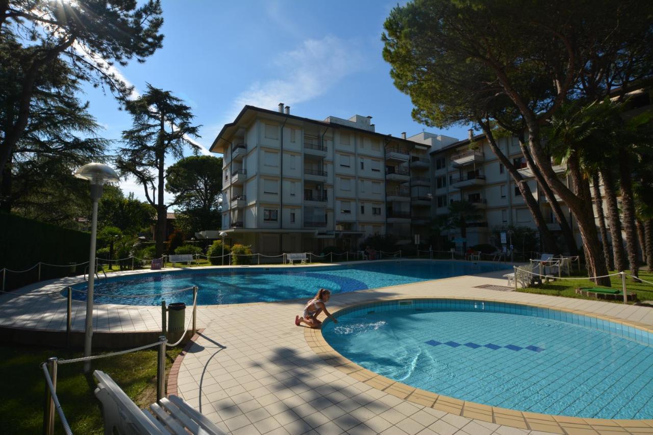 Ferienwohnung Lignano With Pool Lignano Sabbiadoro Exterior foto