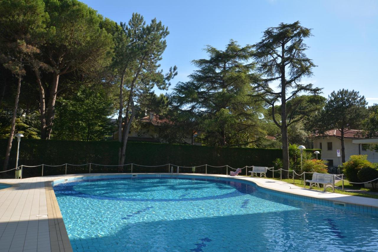 Ferienwohnung Lignano With Pool Lignano Sabbiadoro Exterior foto
