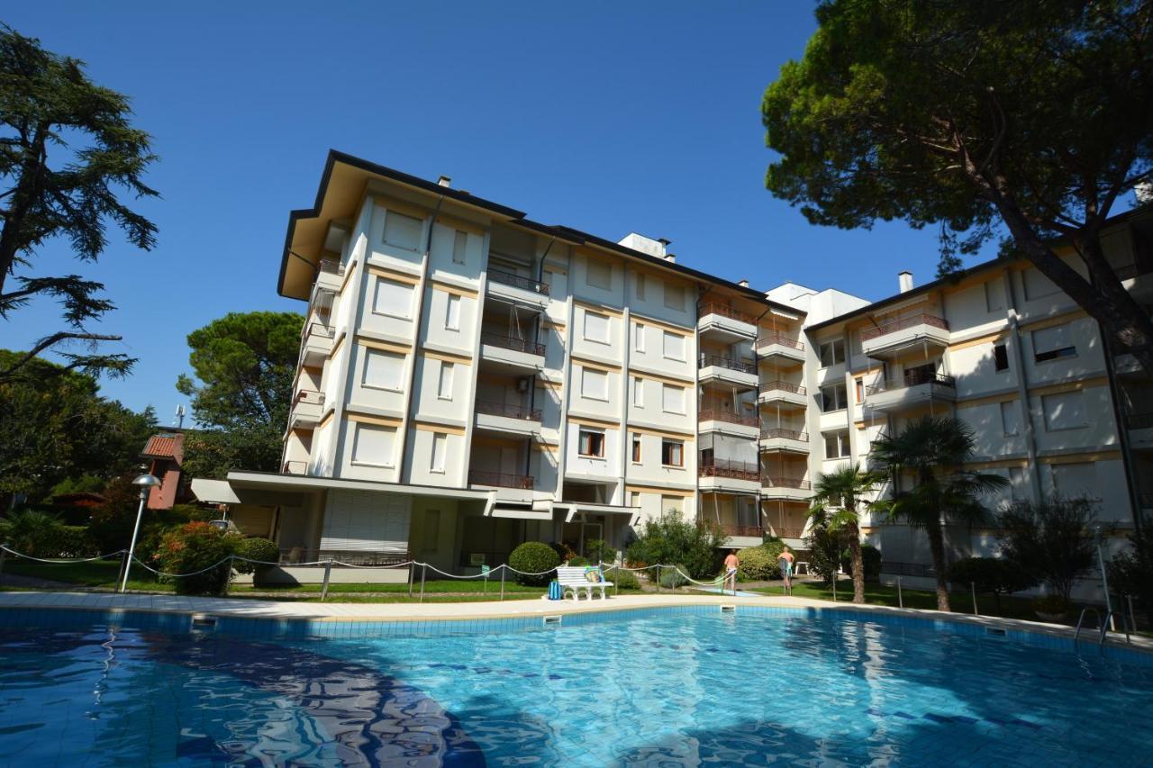 Ferienwohnung Lignano With Pool Lignano Sabbiadoro Exterior foto