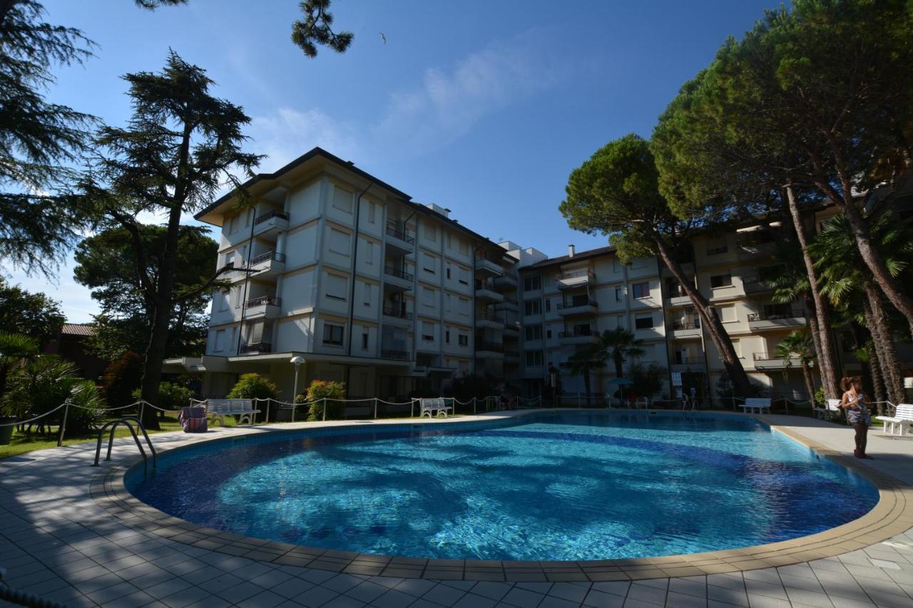 Ferienwohnung Lignano With Pool Lignano Sabbiadoro Exterior foto